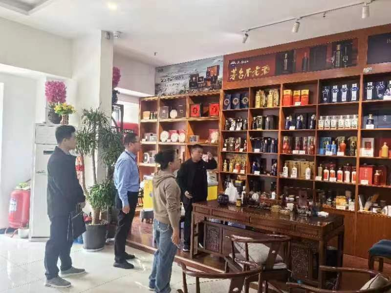 商丘市市場(chǎng)監(jiān)管局重拳出擊 全面啟動(dòng)“特供酒”清源打鏈專項(xiàng)行動(dòng)